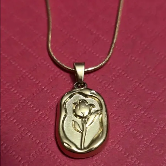 Tulip flower 18k gold plated pendant necklace. New. - Picture 9 of 13